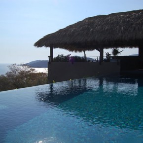 Infinity Pool with bar seating, Ensueño 10